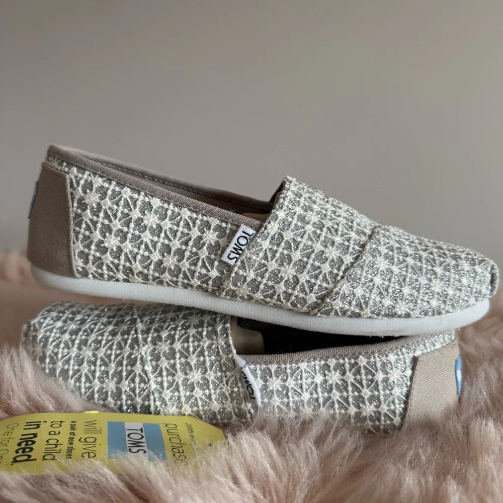 TOMS Kids' Silver Lace Glimmer Toms, New With Tags, Youth 5.5 (Women 7), Sparkly